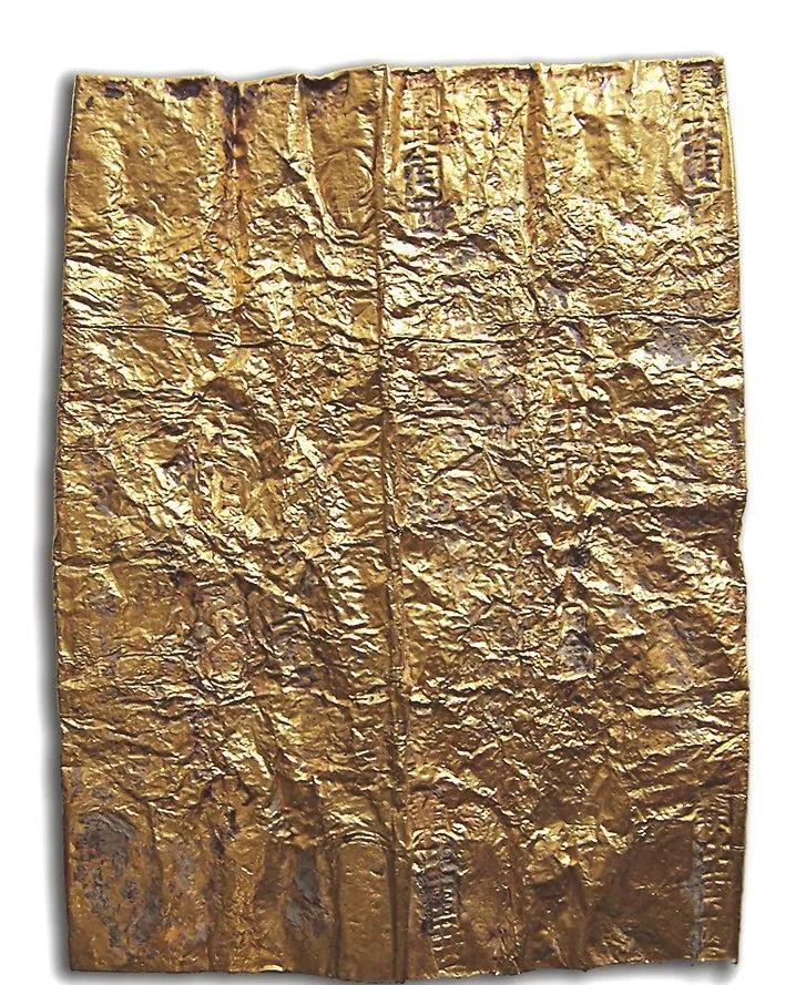 1992年，温州一老农来到金店，偷偷从怀里，掏出一本金册，想用它打个手镯，金匠正