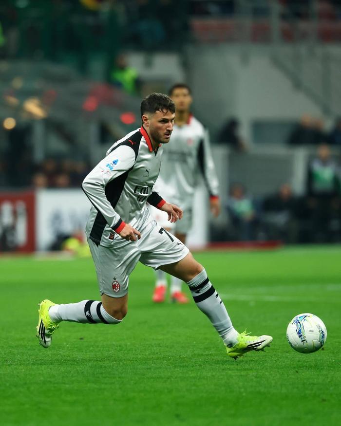 米兰历史上最差7号诞生！希门尼斯让人想起了米兰历史上一连串的水货名字，包括06