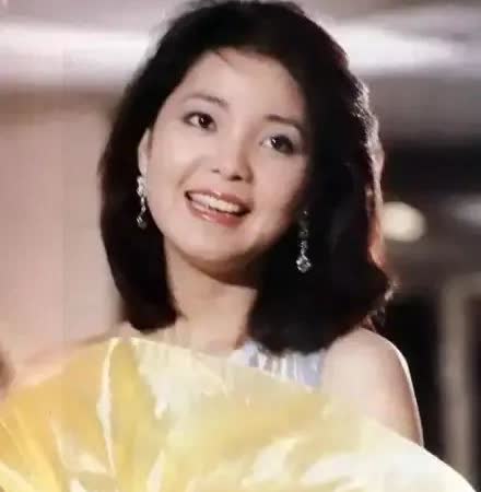 1983年，有人问歌唱家李谷一，怎样评价邓丽君？李谷一说：“她只不过是台湾的一个
