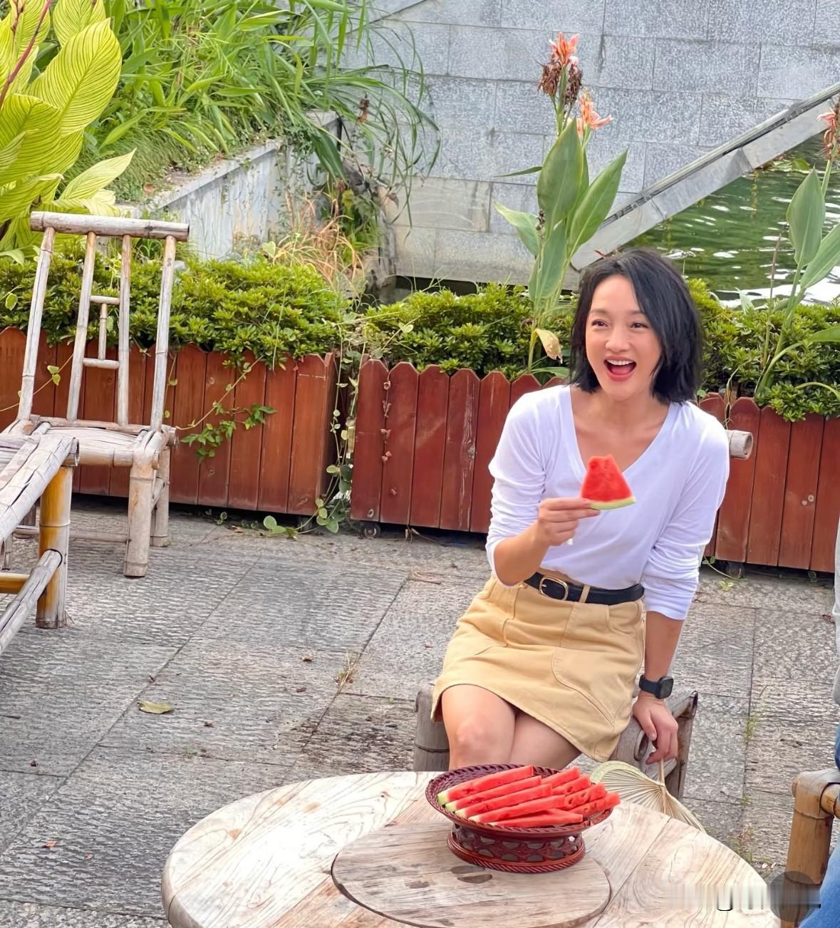 50岁知名女星周迅的最近照片！近日，有北京一网友在片场偶遇知名女星周迅拍摄，征