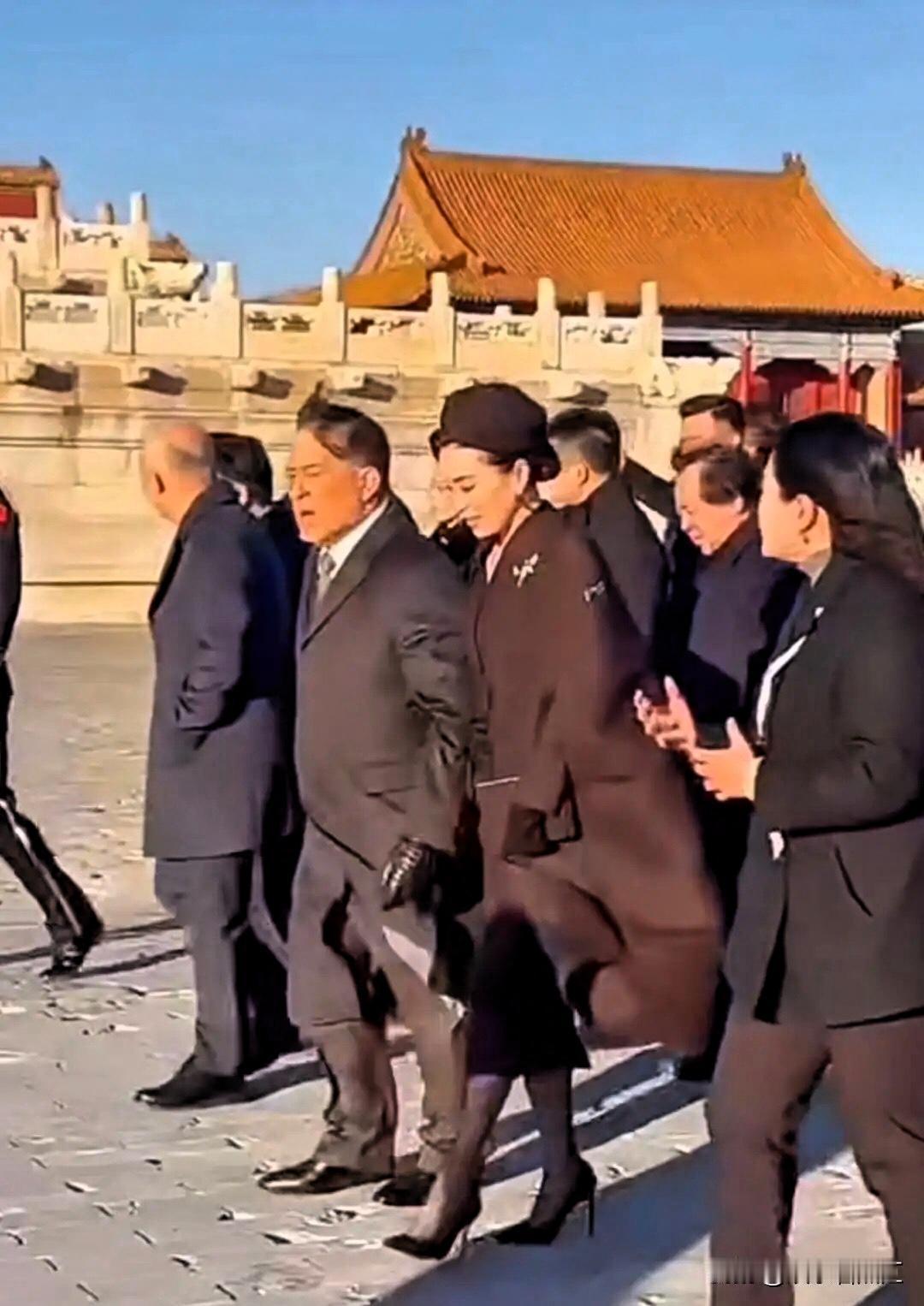 泰王王后故宫同框！这个小细节太真实了。太和殿前的石板路暗藏“玄机”。千年磨