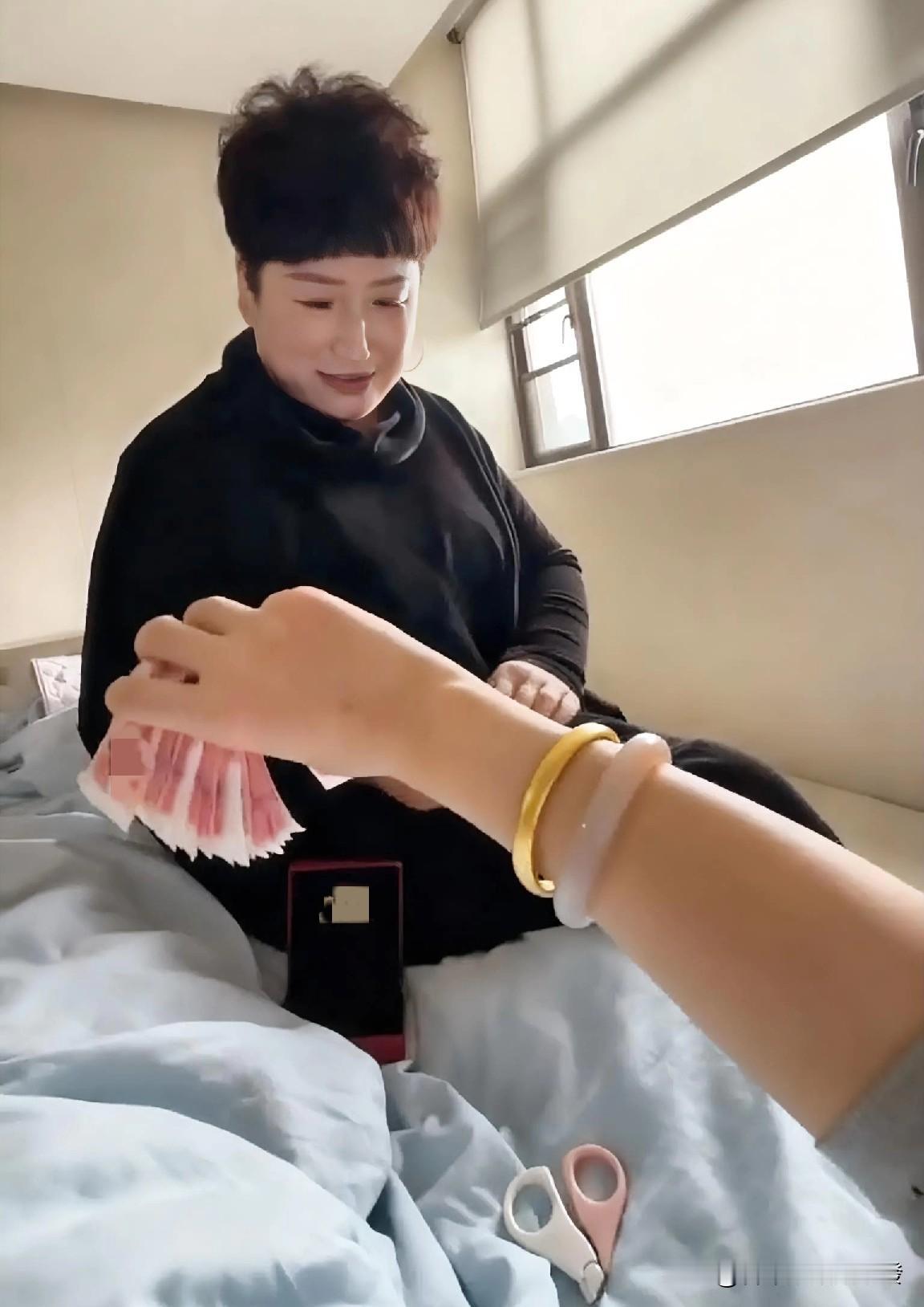 女子生完孩子从医院回到了家，刚躺到卧室床上，婆婆就进来了，手里还拿着一个红色的盒