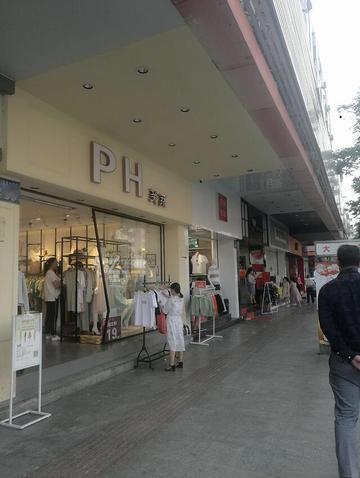 实体店没有生意，虽然说是普遍存在的现象。但是，每一个乡镇市场，总是有1-2家生意