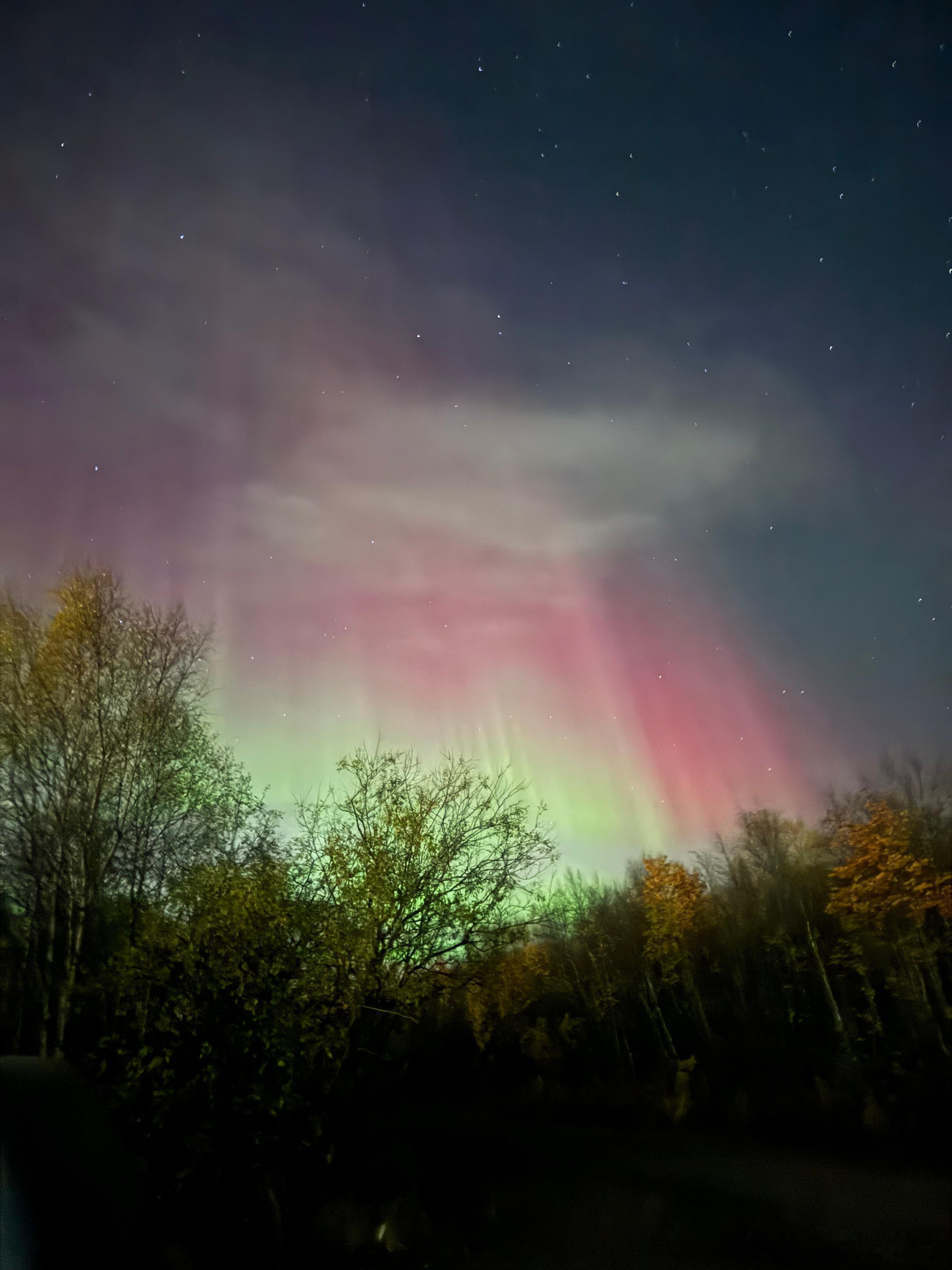 去年北极圈亲测看极光，极光肉眼观感确实微微弱，看到的是白白灰灰的絮状，并非照片呈