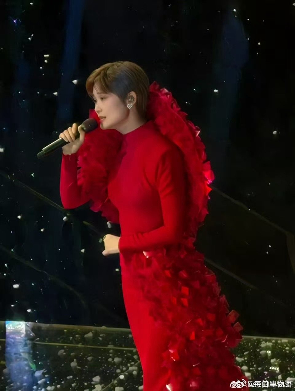 李宇春裸背红裙上海演唱会诠释品牌25秋冬高定红色鱼尾造型，裹身剪裁勾勒曲线，裸