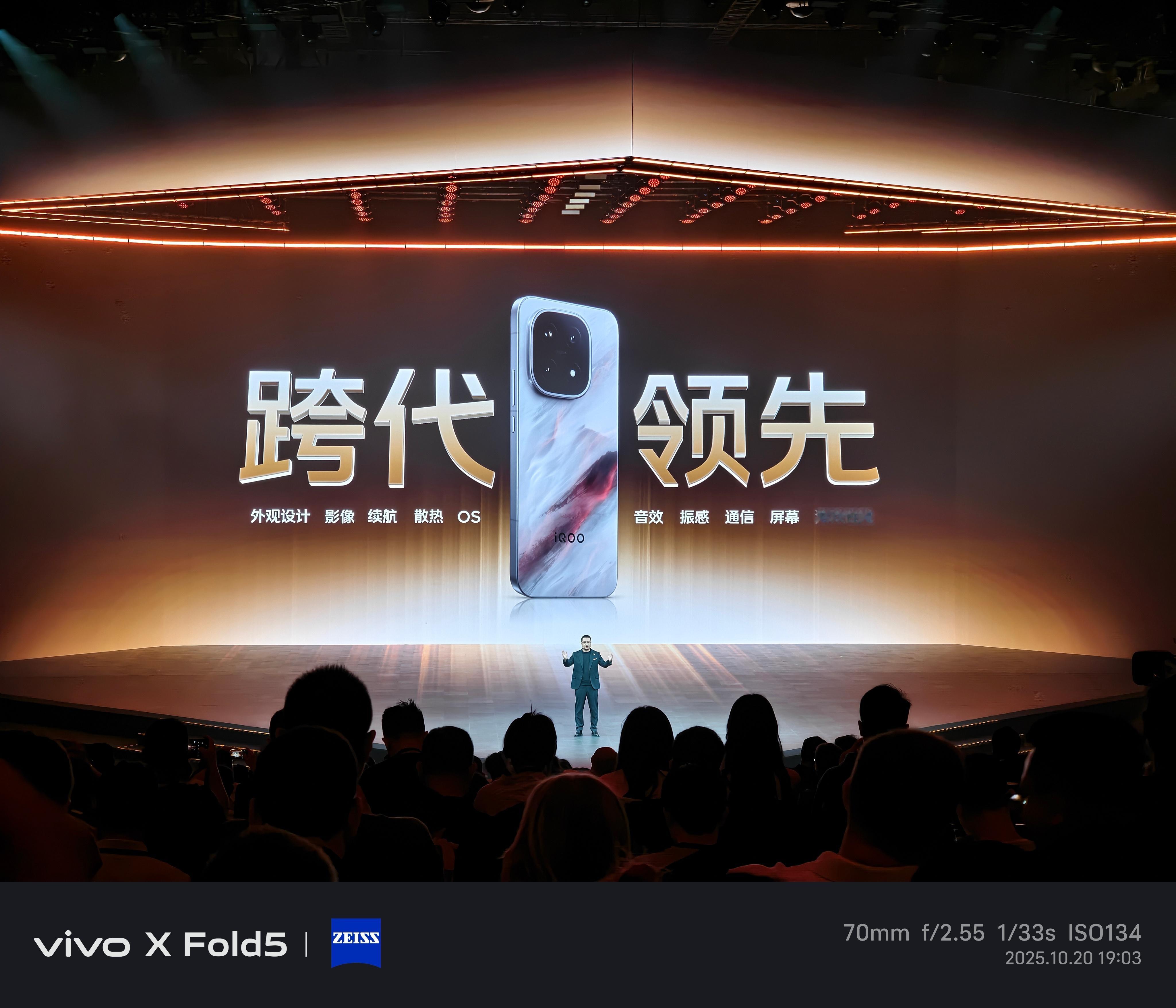 iQOO15这屏幕真猛，三星2KLEADOLED，M14发光材料，不仅仅是