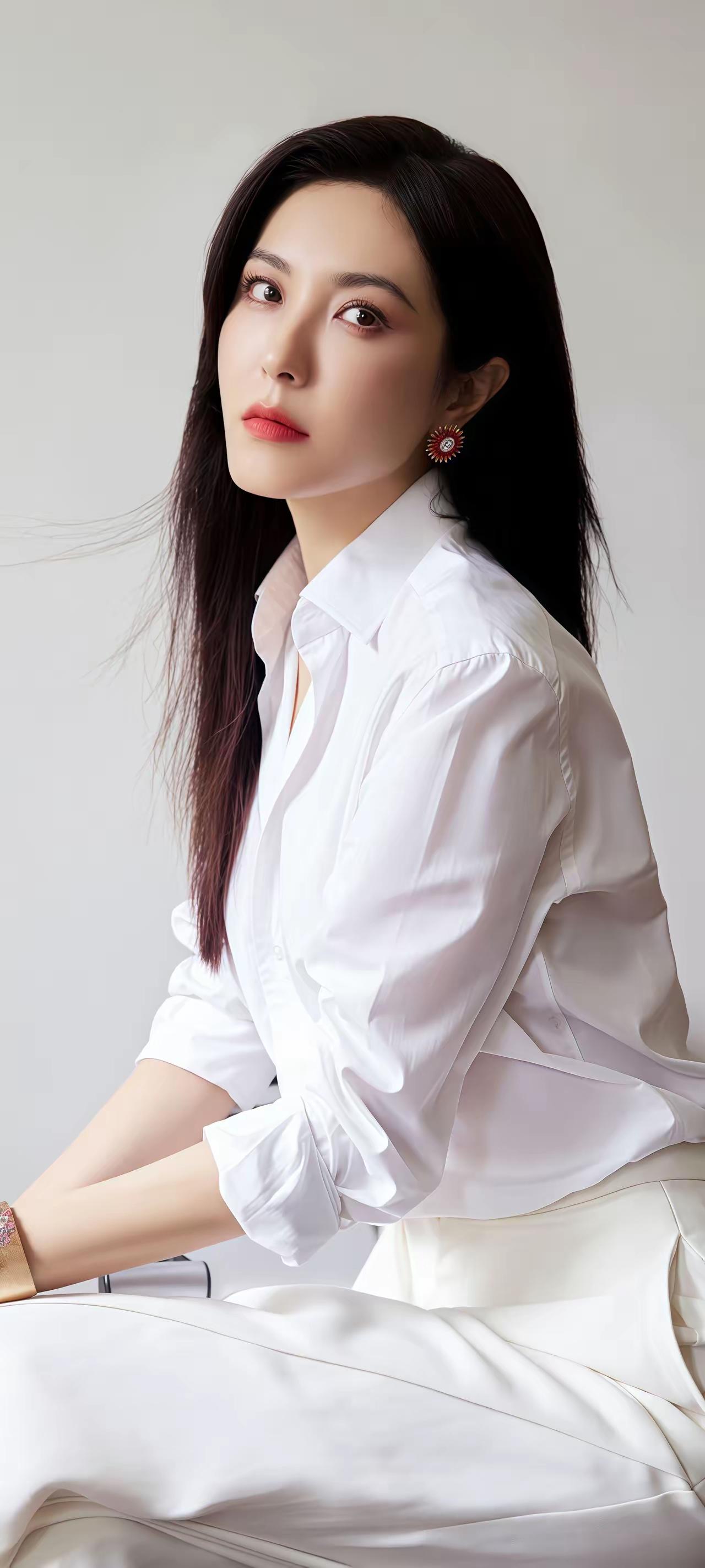 优雅白衬衫，红唇与耳环相映成趣，尽显都市女性魅力。