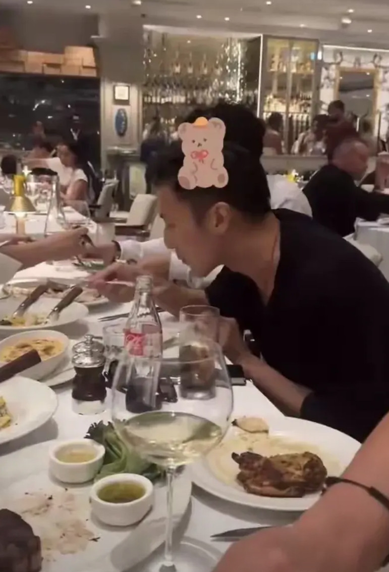 谢霆锋挺靠谱的，是带着张柏芝的儿子谢振轩去迪拜吃大餐，而不是王菲的女儿们去吃大餐