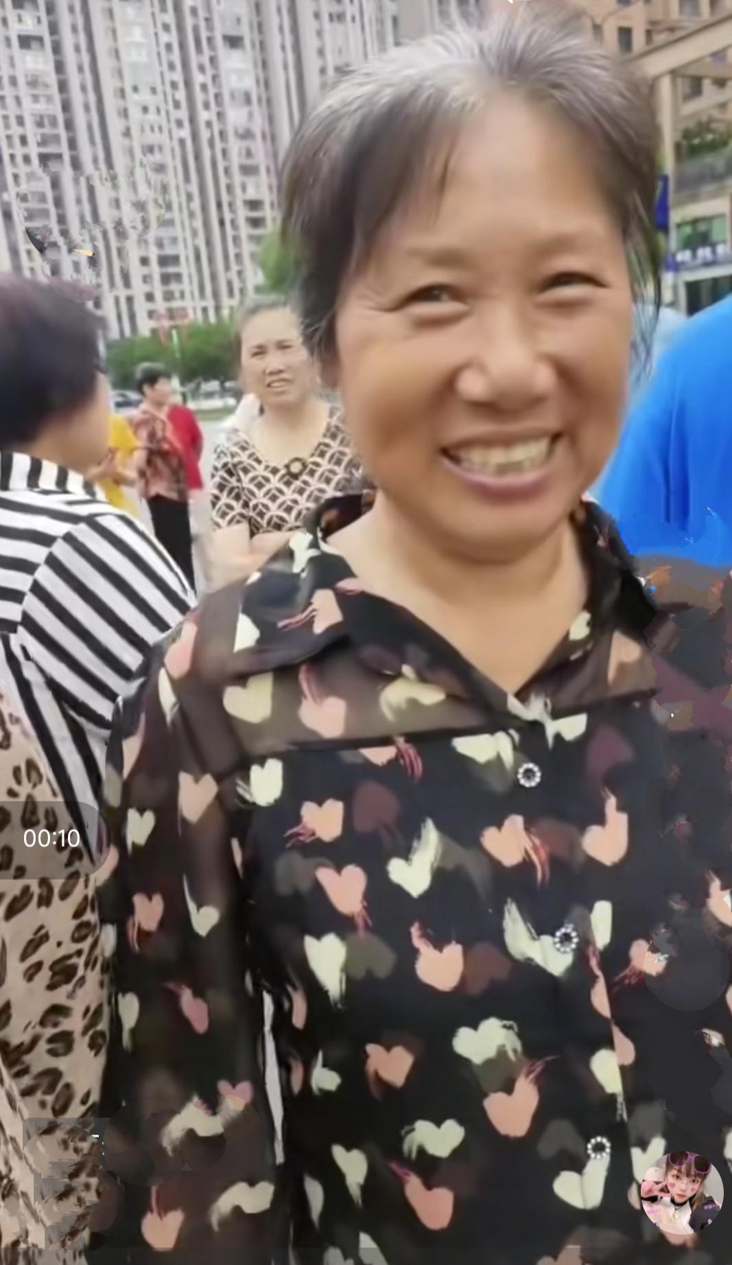 现在的人心都这么冷血了吗？下午，HD街头发生一起公交车撞死人的重大交通事故。