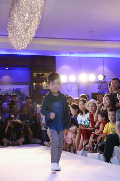 随后,曾出演《麻烦家族》的幼童星卢思宇为各人带来一场动感实足的