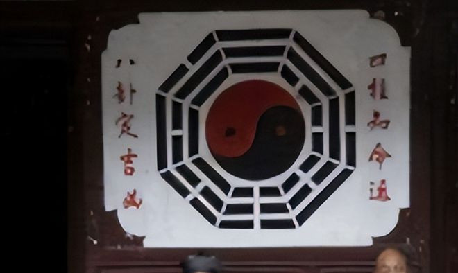 中国和韩国围绕**太极八卦图案**的起源争议，在2009年因韩国游客在武当山的言