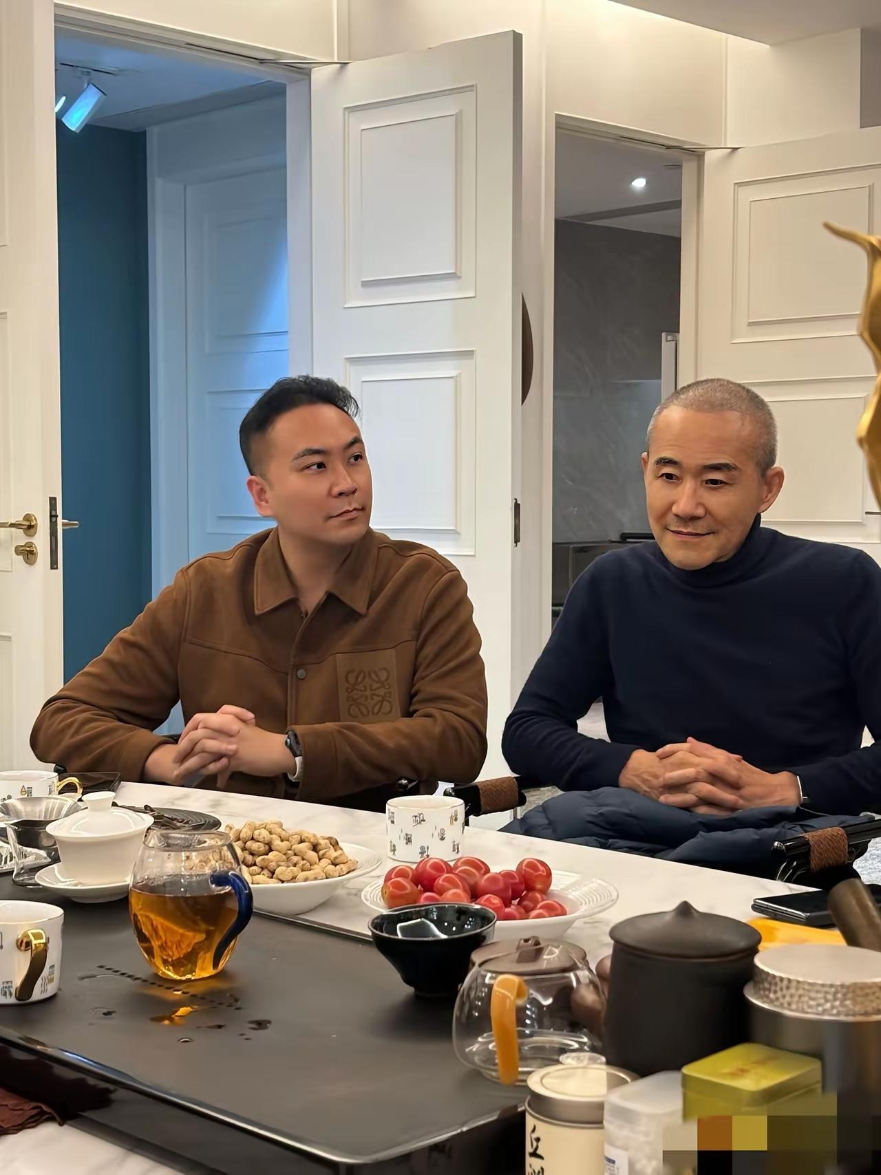 现在的王石算是彻底不装了，连假发都摘了，整个人反而自信、敞亮多了。说真的，之前