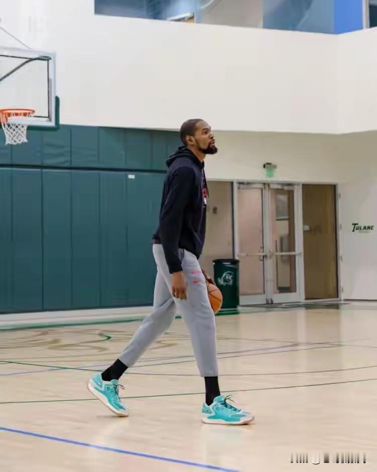 火箭超级球星杜兰特真是彻底的投疯了！在今天火箭客场挑战鹈鹕的比赛中，目前双方的首