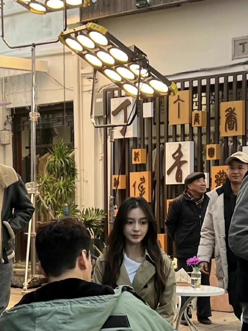 路人镜头下的Angelababy生图也绝美^angelababy