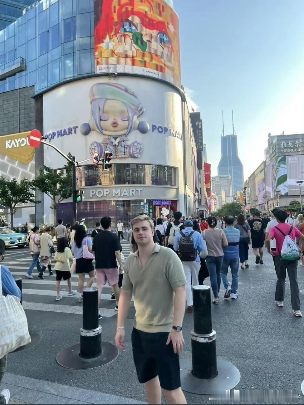 莫雷加德和朋友们逛上海，非常入乡随俗。吃小店，逛城隍庙，葱油面、炸大排、吃锅贴