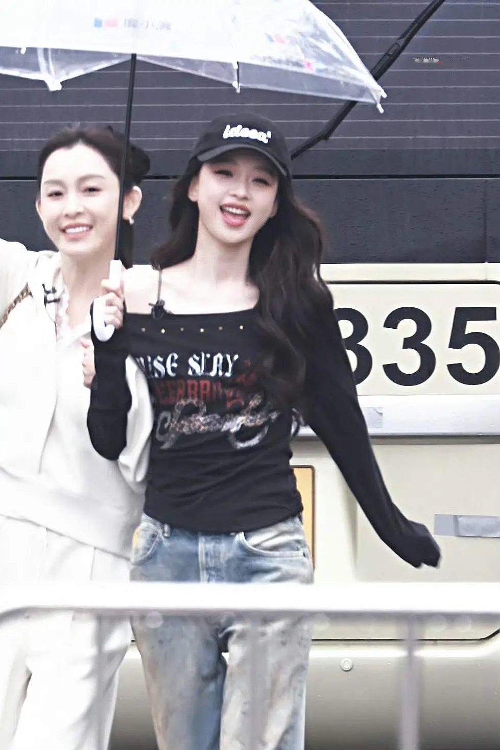 孙怡别装酷了你伞好像坏了