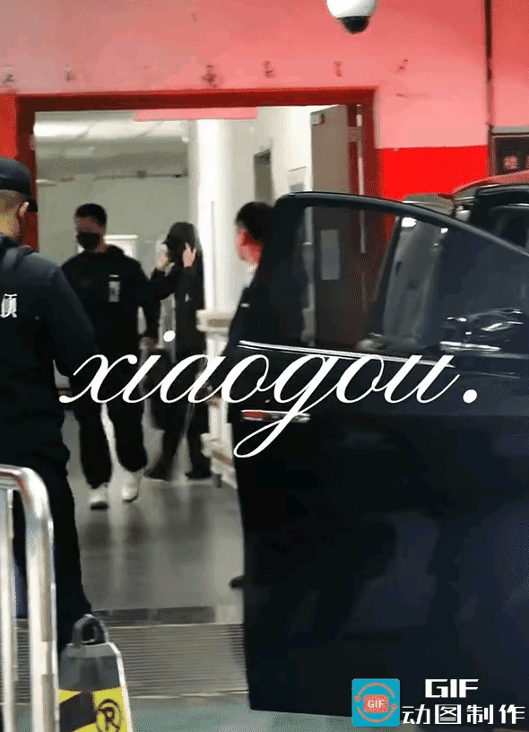 今日，备受期待的《谍报上不封顶》终于正式开机，主演肖战以标志性的