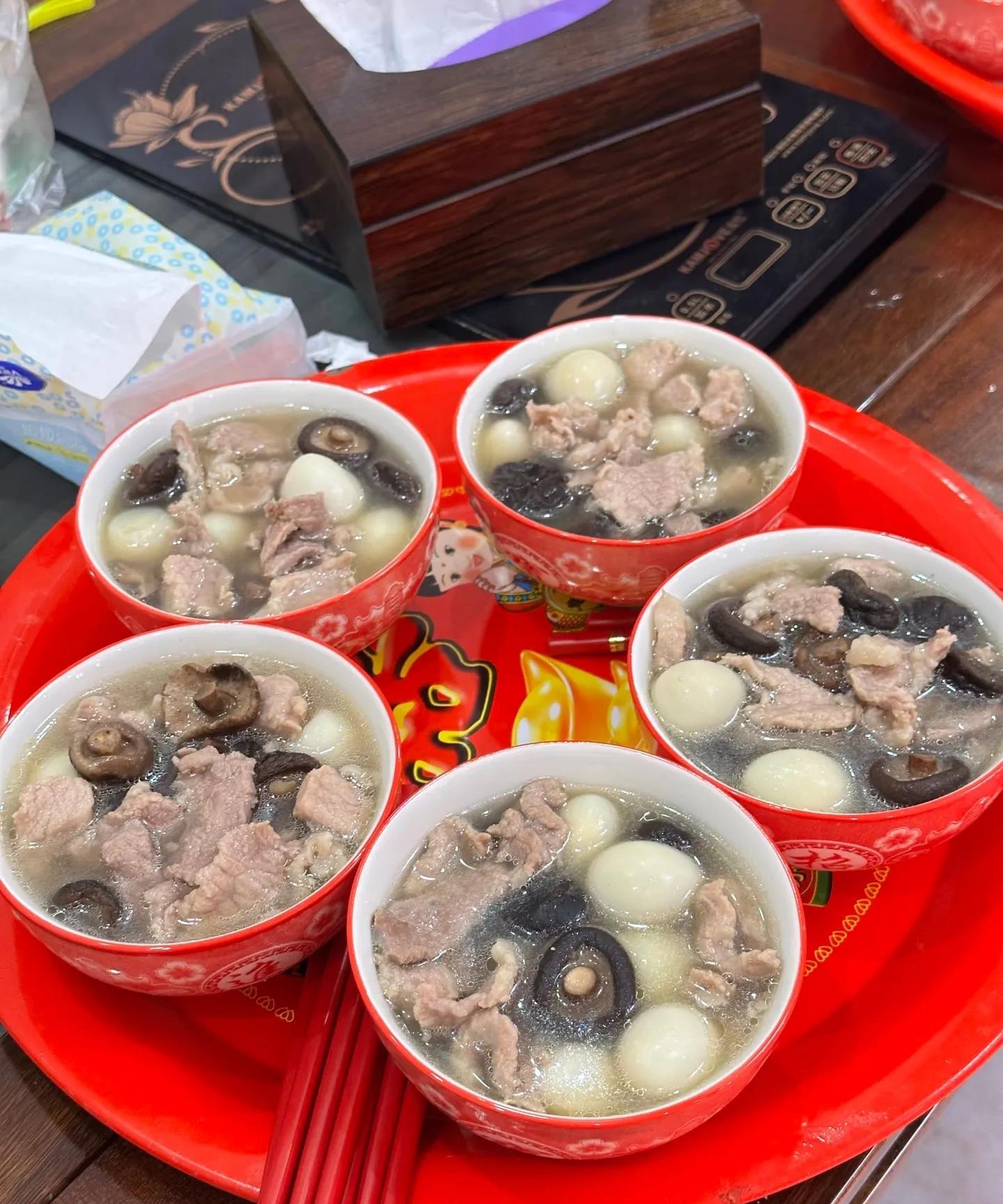 福建农村喜宴上吃饭，这个是啥？有人懂不