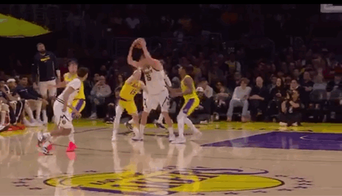 传的好，攻的妙，一个往返，两个精彩。约老师脑后长眼，小哈达威变扣为勾，顶着詹姆