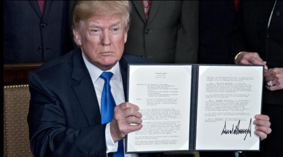 为什么特朗普与中国的贸易战突然降温了？不是突然心软，而是美国企业先扛不住了！现在