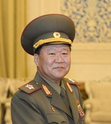 崔龙海出生在革命世家，今年已经76岁，长期在平壤担任重要领导，工作很努力，工作也