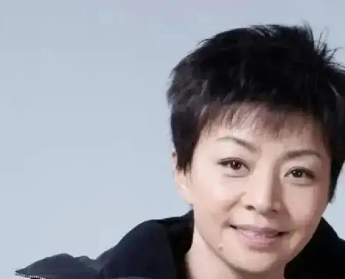 父亲公开说不认识他，他却用了二十年，完成最体面的“报复”。14岁那年，他在