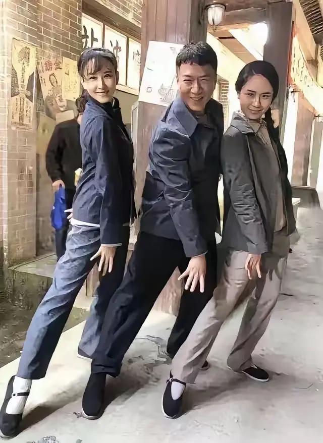 左一是胡静，虽然衣着简朴，但脸上灵气十足，简单的衣着不掩她脸上的明媚芳华。中间是