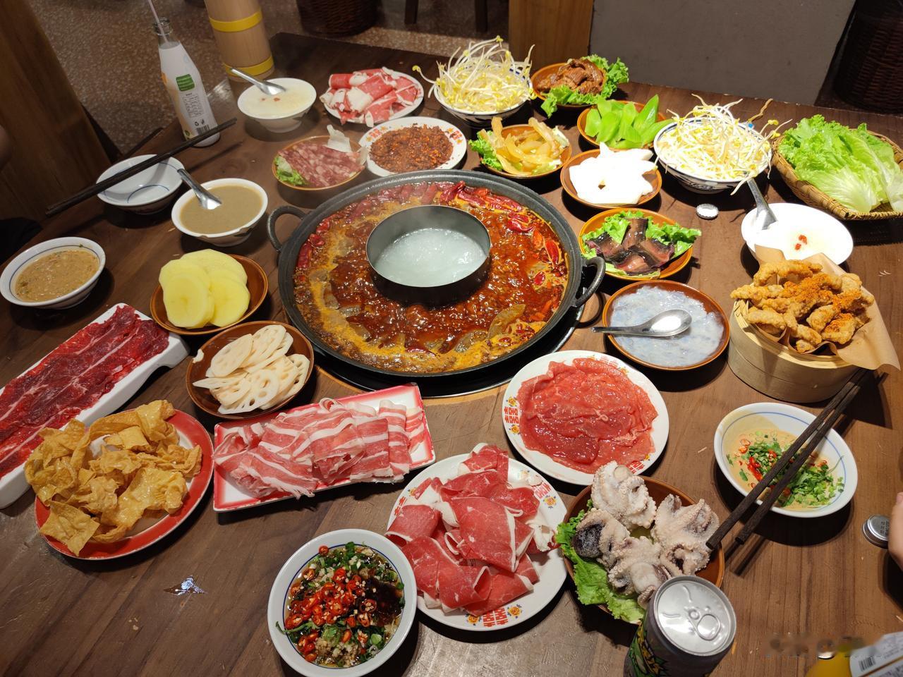竹笆市火锅，豆芽一毛钱一份还不限量。荤菜多数都是十来块钱，素菜几块钱，呼呼啦啦