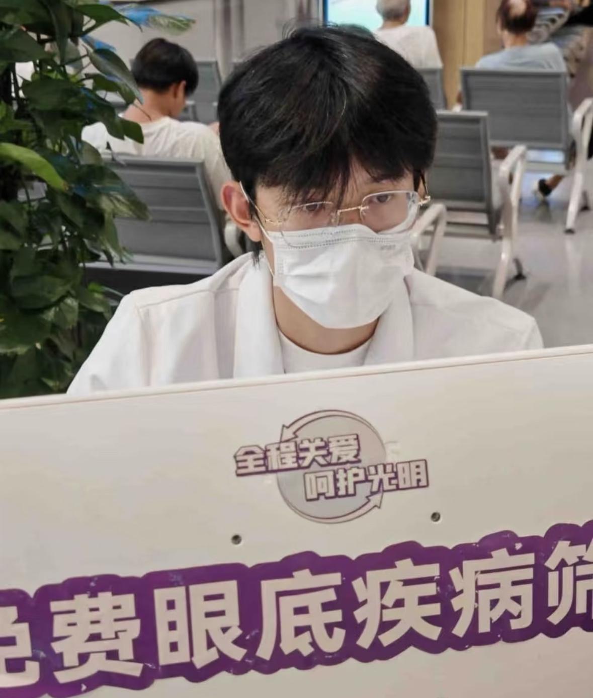 方医生好浓的社畜味，下了《心动的信号》，回单位低低调调、勤勤恳恳的当医生了。网