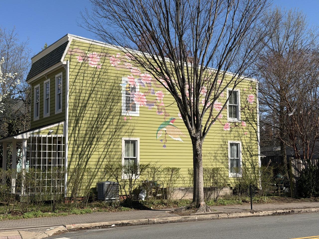 这栋房子只有三扇真窗，但有人画了第四扇，连窗框、玻璃和百叶窗都栩栩如生。加上花朵