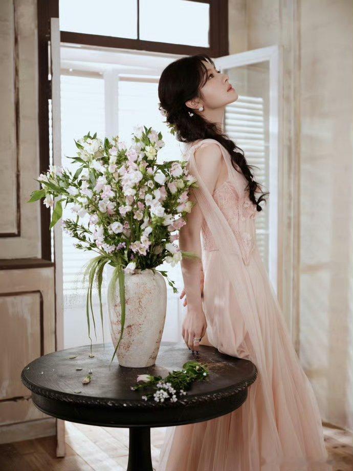 李兰迪线下美成这样了李兰迪线下路透美成这样了脱离精修依旧绝美，粉纱长裙造型温