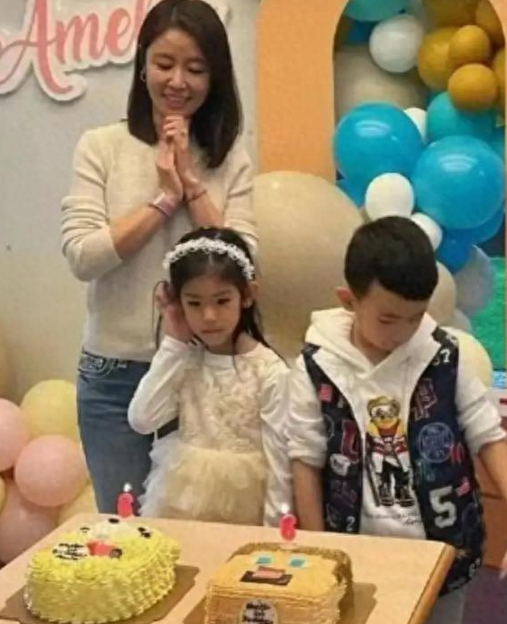 49岁林心如素颜遛娃8岁女儿颜值超高豪门生活如此亲民