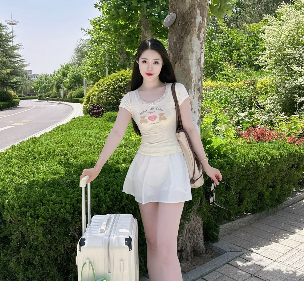 阳光里显得真的白！
