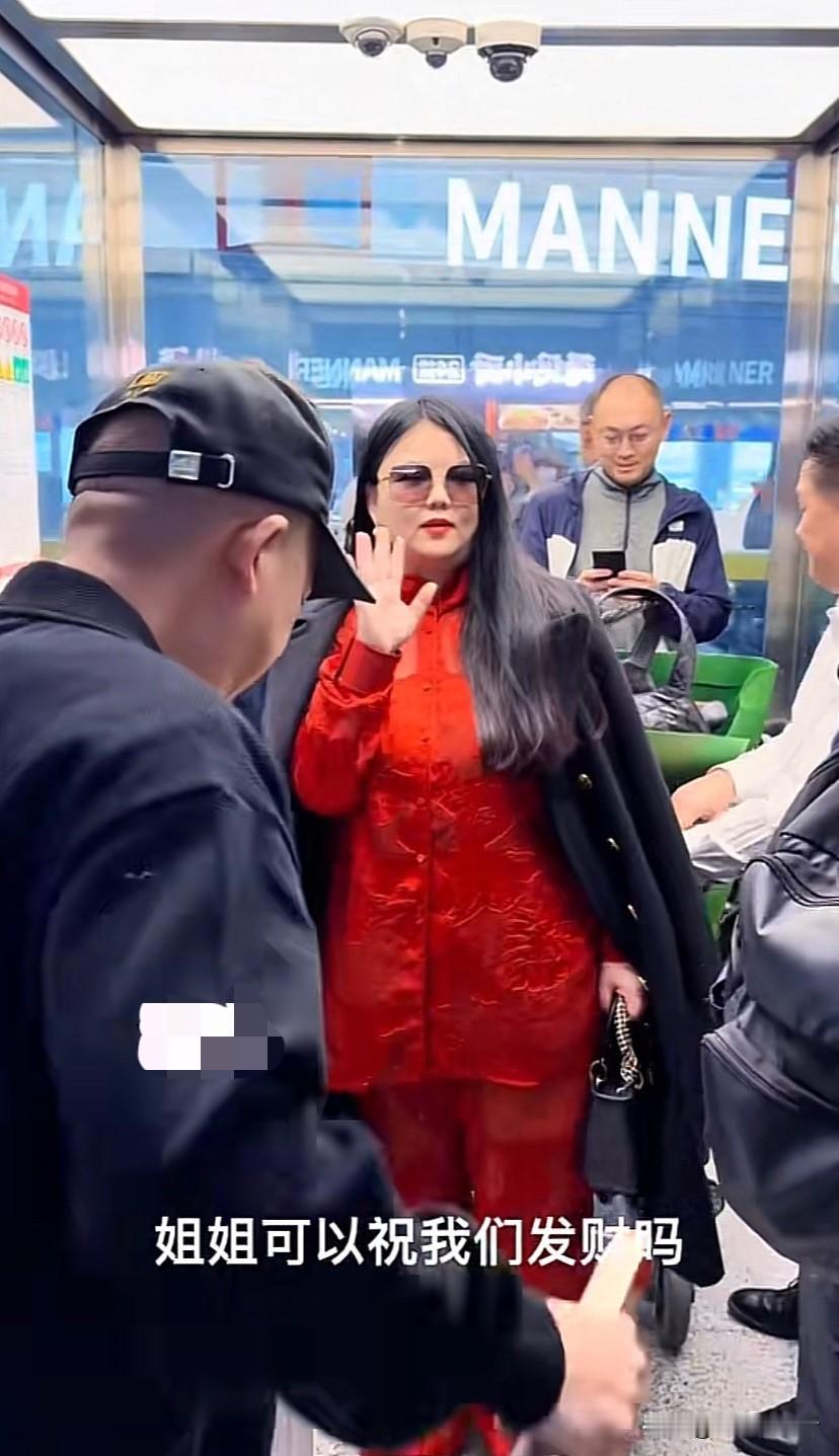 李湘回国走机场进电梯粉丝们也都跟过来，有粉丝说，姐姐，可以祝我们发财吗？其他人也