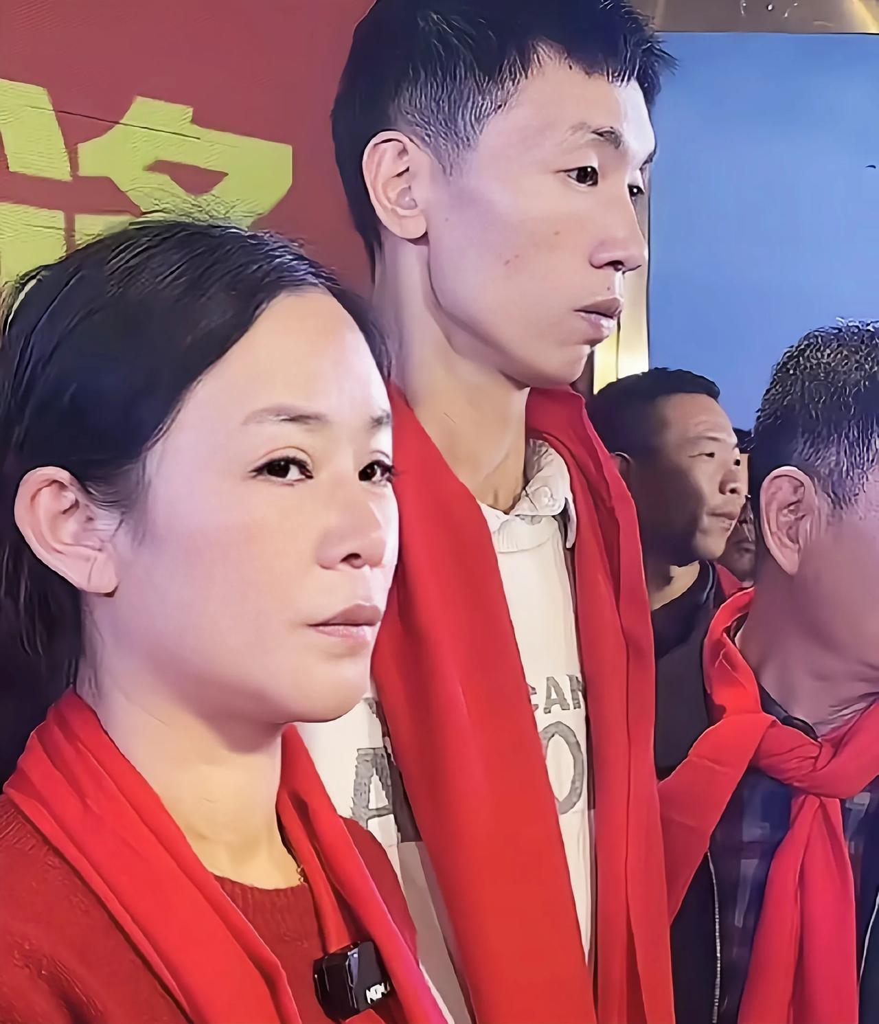 李鑫认亲场面感慨万千五味杂陈，原来李林家里还是有很多亲戚的看到李林家里的认亲