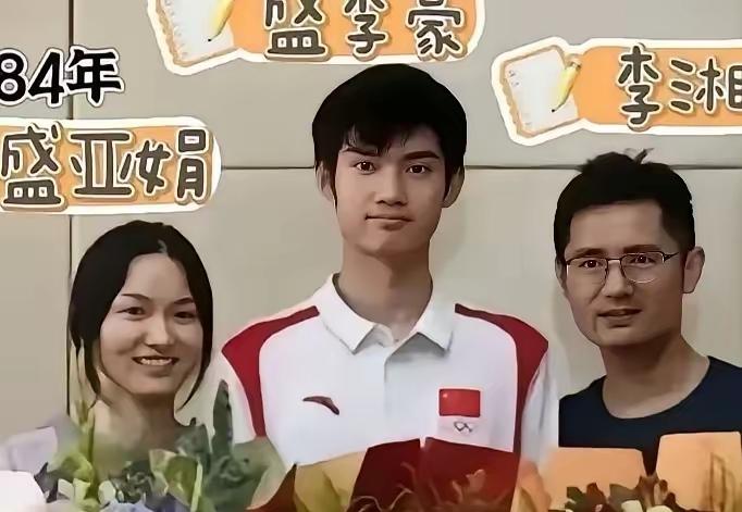 她是盛李豪的母亲盛亚娟，网传42岁，江苏张家港的普通工薪妈妈，和丈夫在工厂上班。