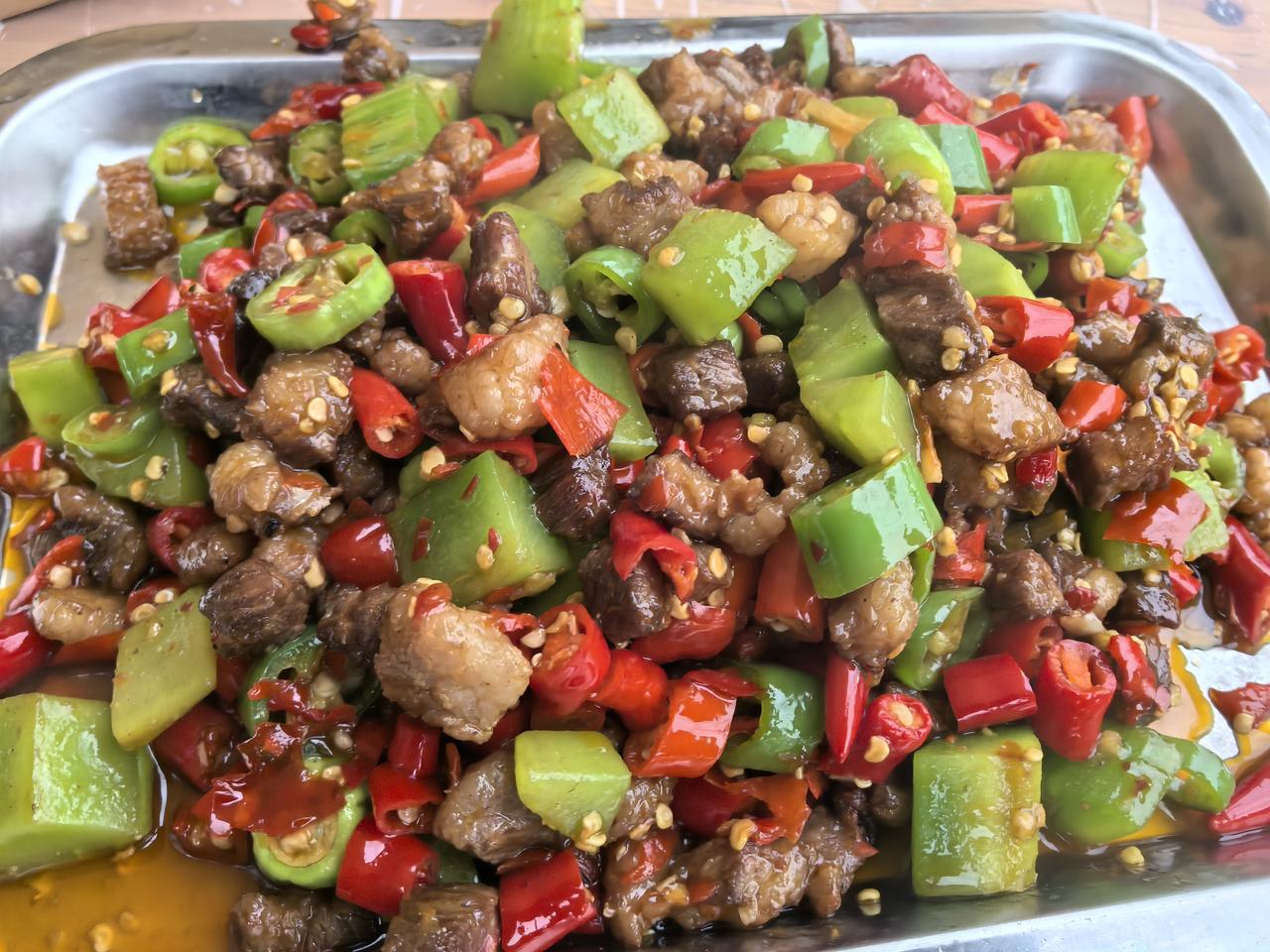 成都川师大附近，槐里时光夜市的爆炒牛胸膘肉，58元一盘。典型的江湖菜味道，麻辣鲜