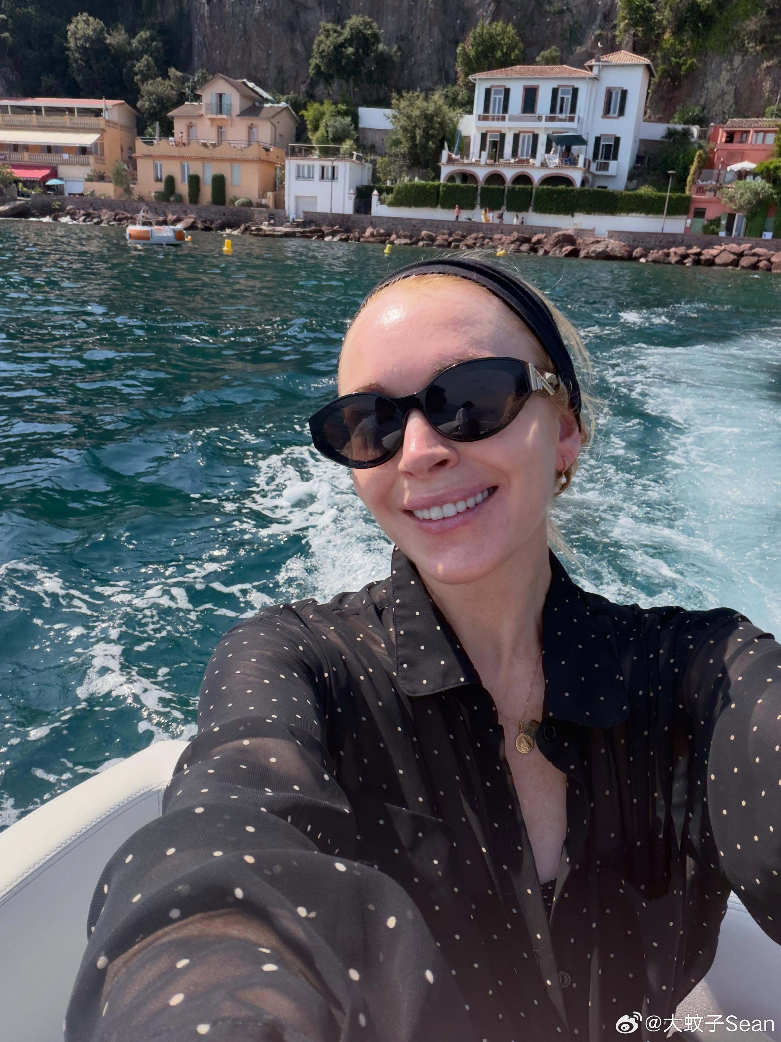 LindsayLohan林赛罗韩分享新私照，和老公带上儿子出海度假