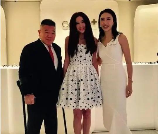 瘸腿富豪马廷强追了6年黎姿没有追到手，2009年，38岁的黎姿走投无路，哭着找到