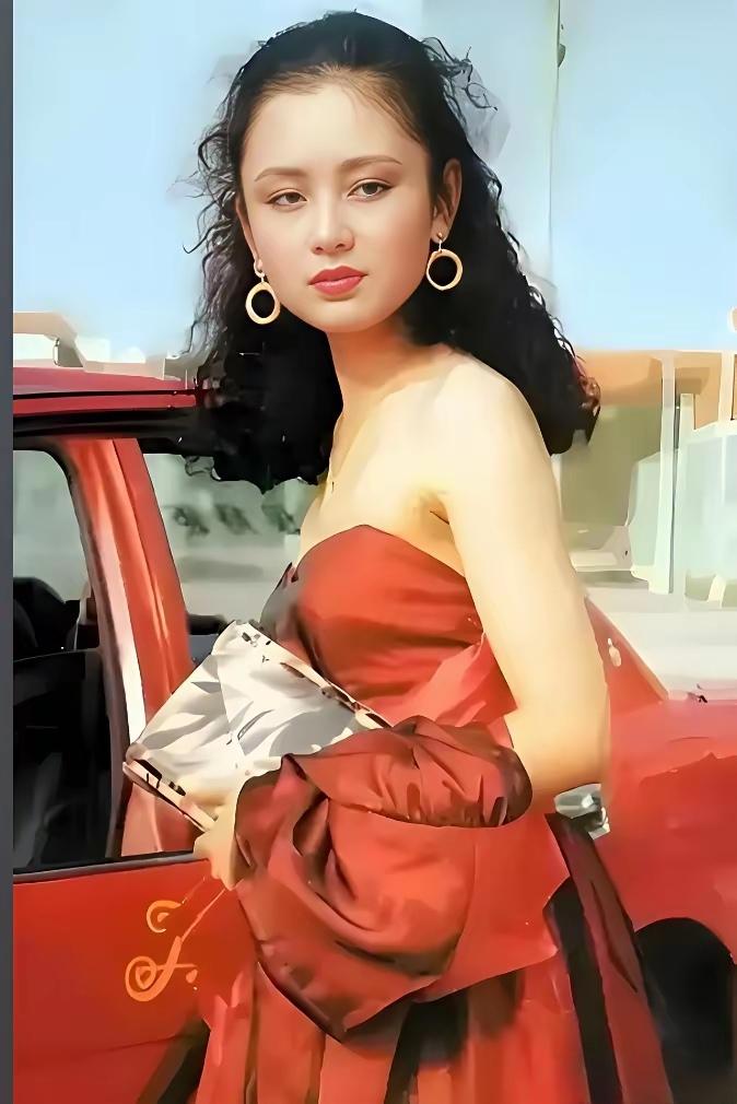 当年的陈凯歌，放弃大才女倪萍，转而投向陈红的怀抱，大抵是因为她漂亮。如今，他