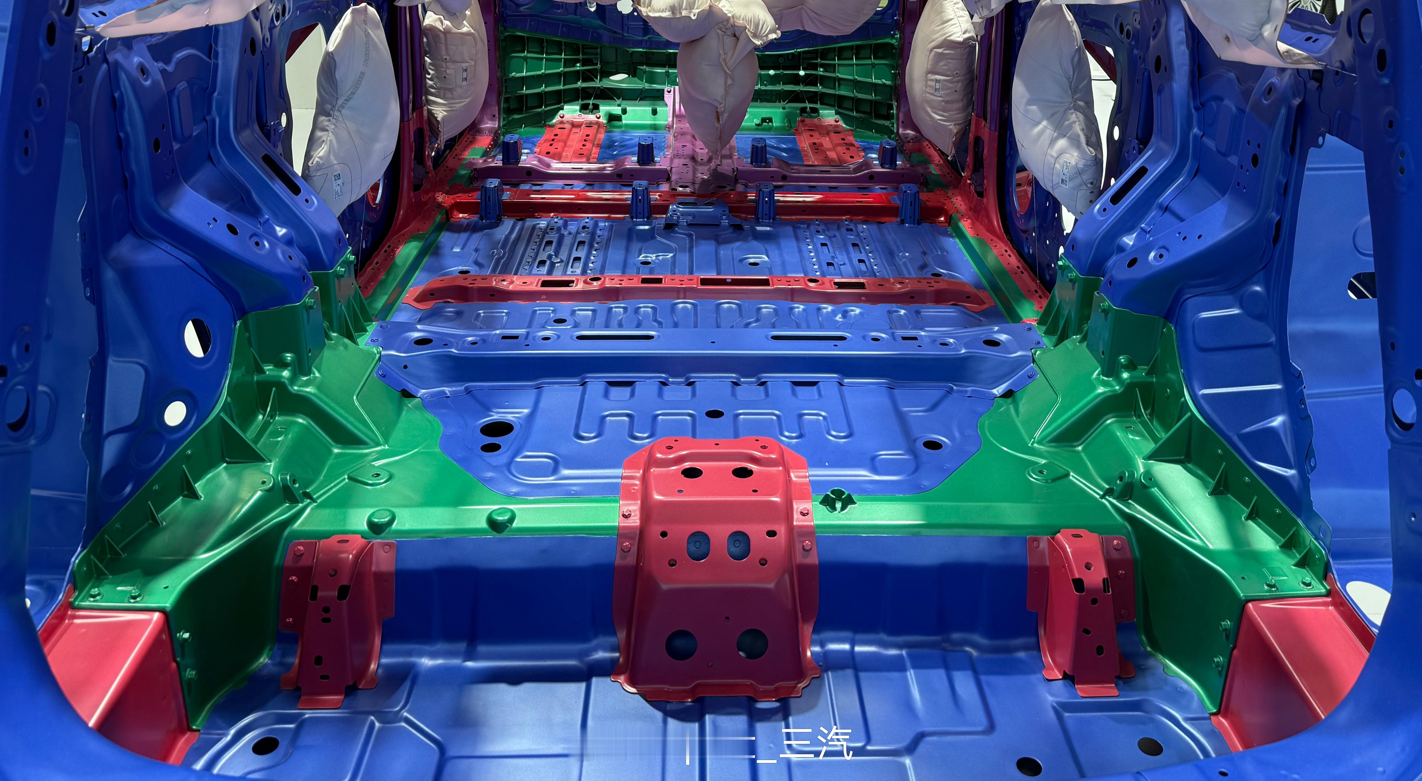 biw尾坑这两台车，一个X9一个D19为了扩大尾坑面积也是拼了、后纵梁外扩，没