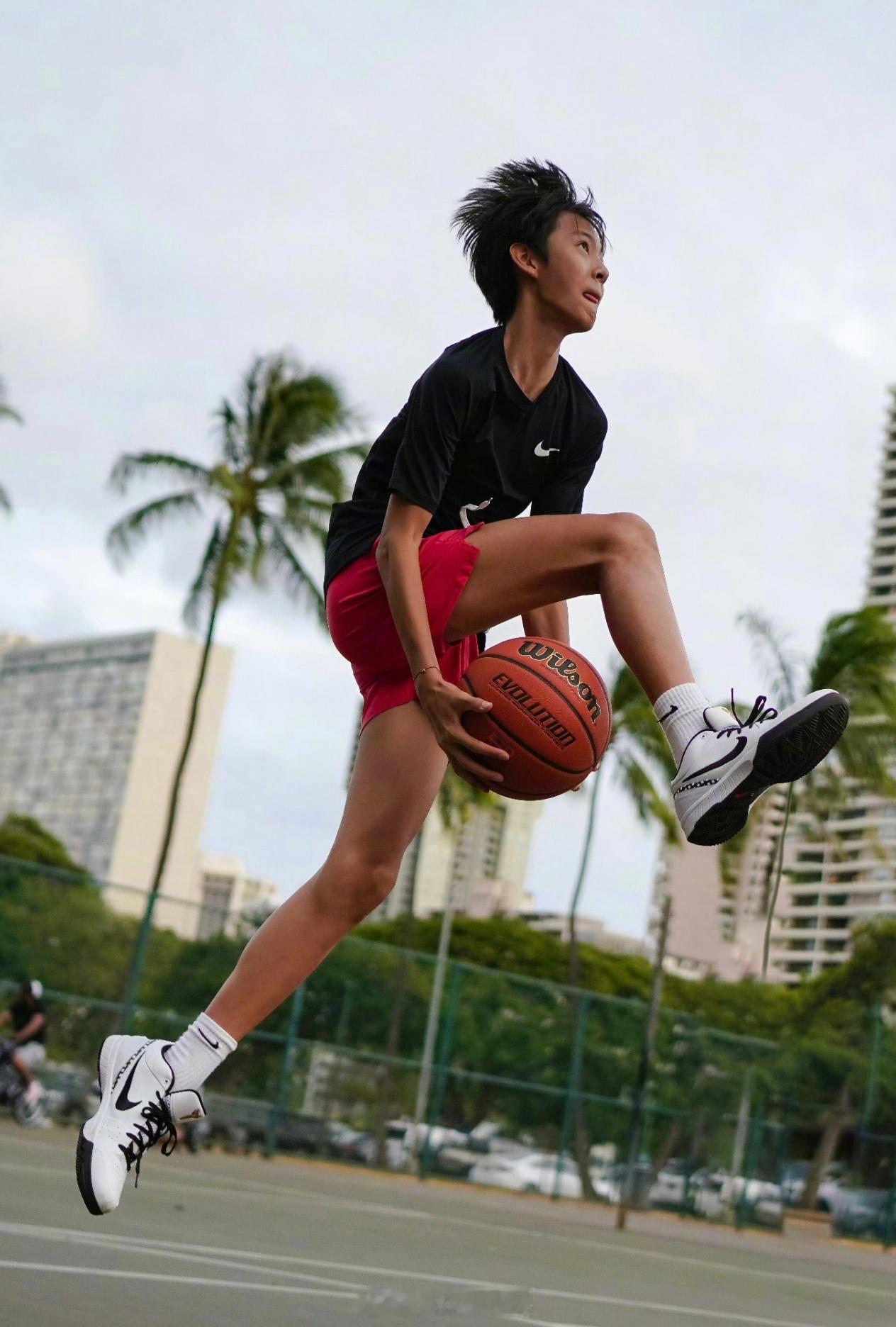 孙俪儿子14岁了，等等腿长抢镜，比例好优越！