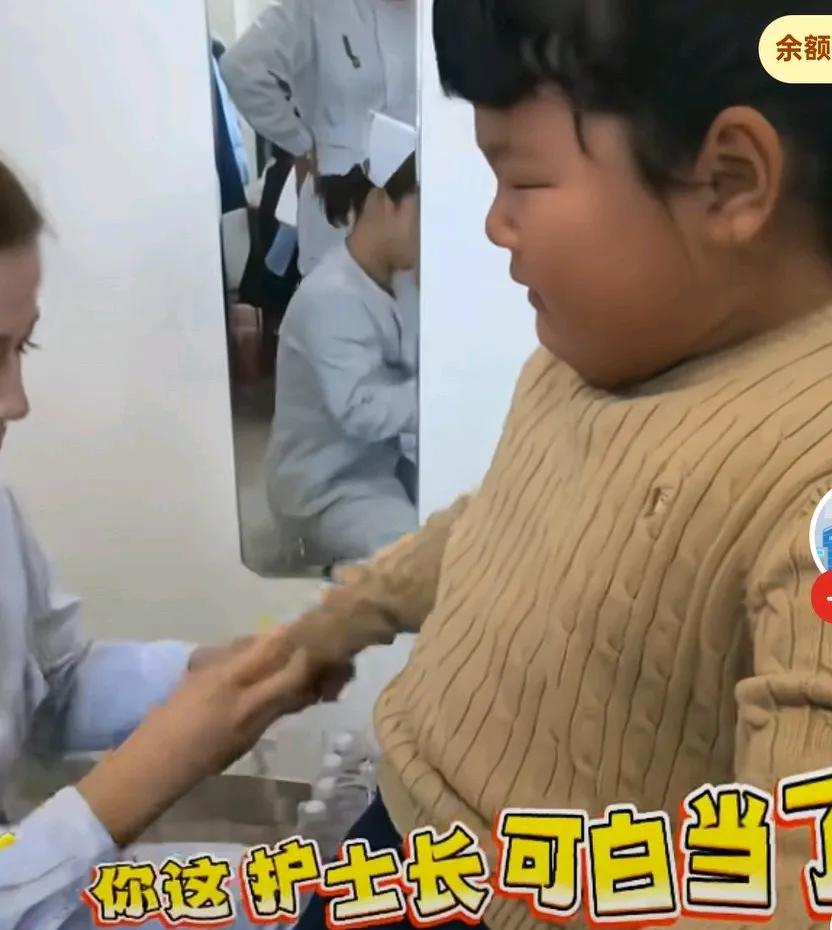 护士长妈妈给女儿输液，扎两次才扎进去，女儿哭诉，你这护士长可白当了，你给别人小
