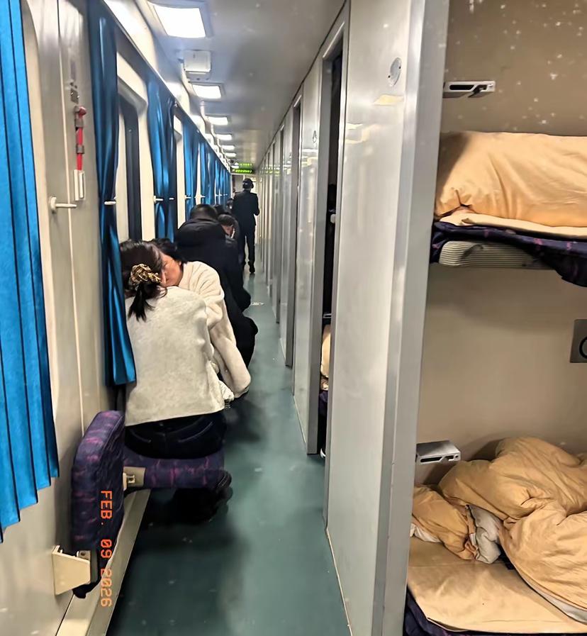 刷到个硬卧车厢里事儿，看得人心里直犯嘀咕。​孕妇拿着上铺票想换下铺，周围死一
