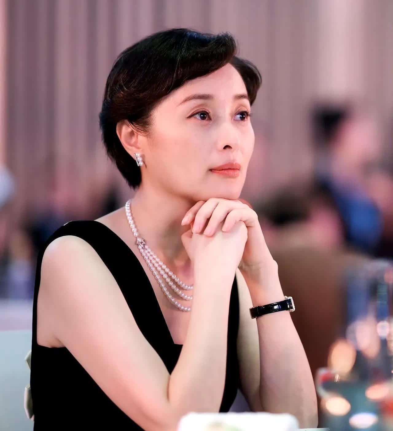 吴越工作室晒出她白玉兰晚会被网友夸爆了！这次吴越穿修身黑裙，留着精致的短发造