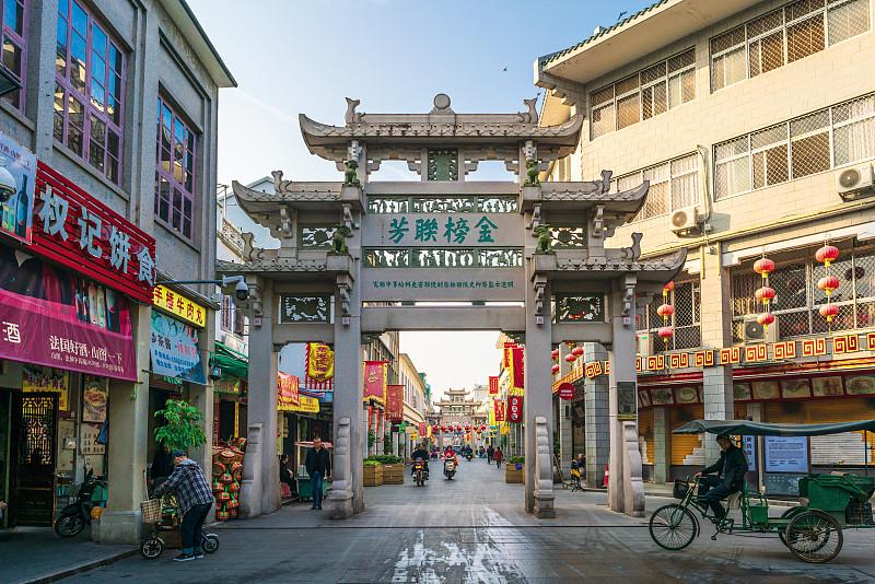 之前刷到过不少人掰扯潮汕文化的归属，两边各执一词吵得热闹。潮汕文化是属于广东岭南