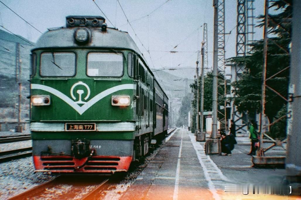 绿皮火车为什么受欢迎?绿皮火车（普速列车）之所以在高铁时代重新受到欢迎，甚至在