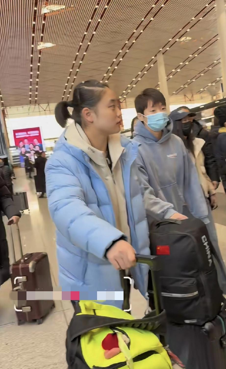 王曼昱今日首都机场出发飞往成都参加第三届混合团体世界杯比赛。身边徐奕妹妹一直陪伴