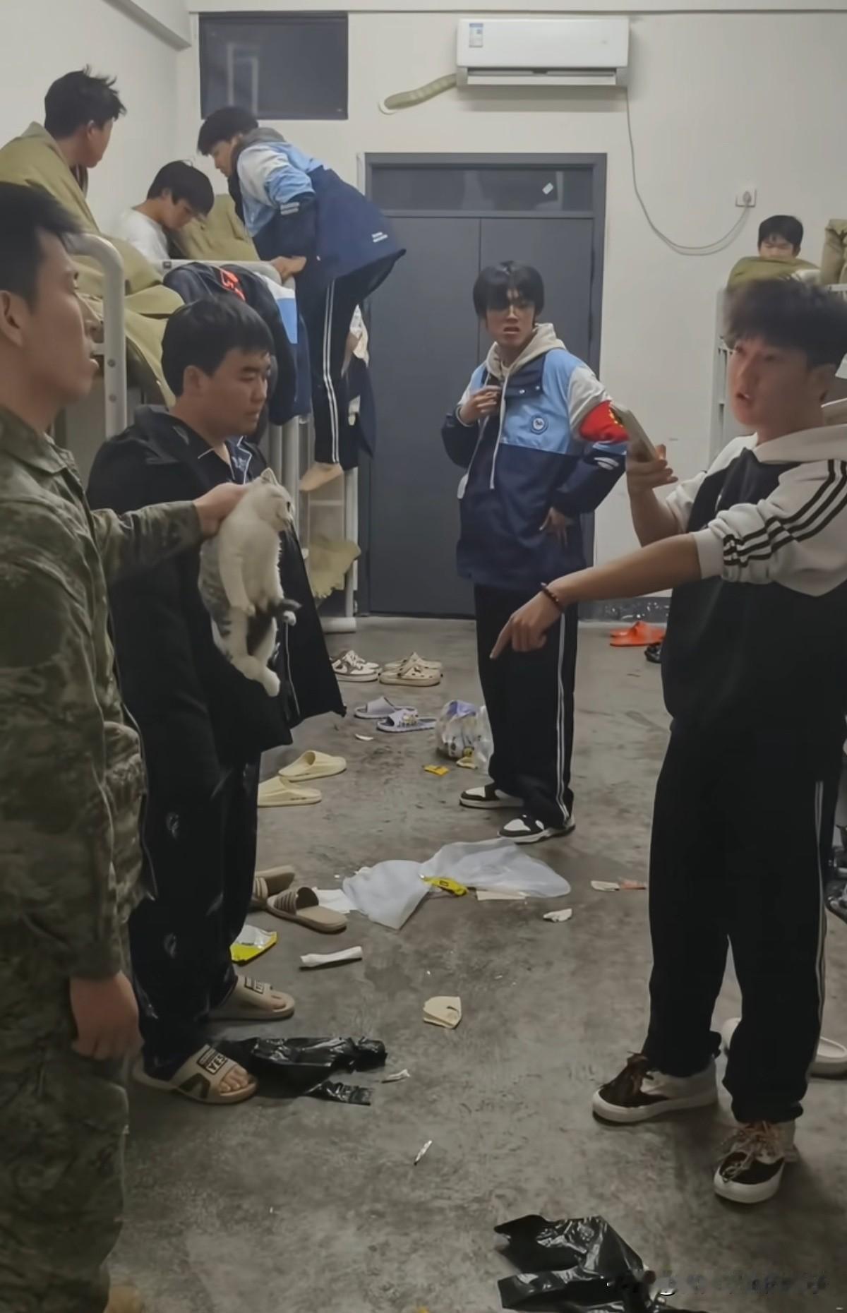 终于看到了教官摔猫事件的第三视角，原来坏的人不是教官，而是养猫的那个学生，如果在