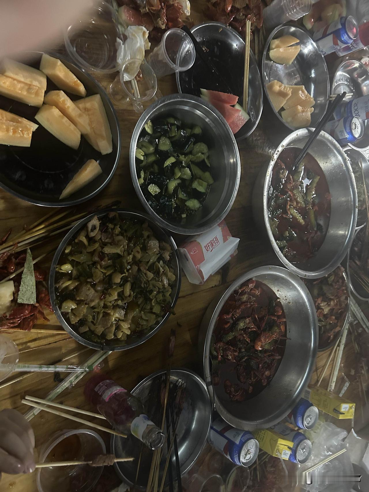 今天单位聚会，同事们一起过节。小龙虾有蒜香和麻辣味两种口味，都被吃光光。同事间